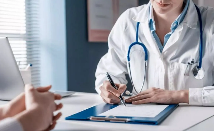 Las prepagas subirán hasta el 2,5% en enero de 2026