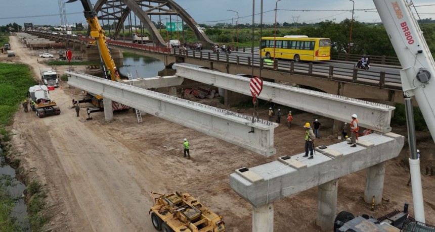 Puente Santa Fe-Santo Tomé: comenzó la colocación de las vigas longitudinales