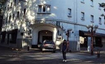 Un chico se rob&oacute; m&aacute;s de $ 100 mil de un hotel y la plata no aparece
