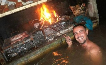 Foto viral: amigos hicieron un asado bajo el agua