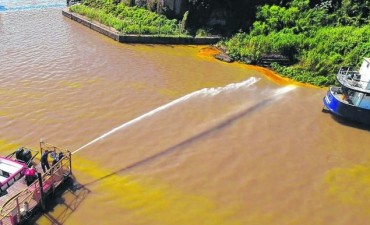 Una empresa de San Lorenzo derram&oacute; 800 litros de aceite vegetal en el r&iacute;o Paran&aacute;