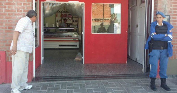 Robaron carnicer&iacute;a y se comieron los salamines 