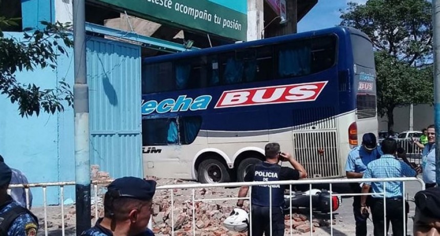 El momento del ins&oacute;lito choque del micro de Uni&oacute;n en la cancha de Belgrano