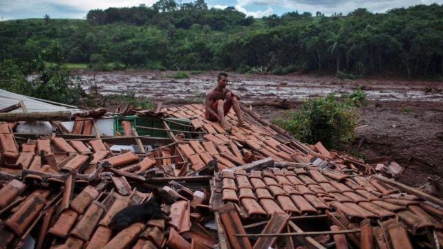 Ascienden a 58 los muertos por rotura del dique en Brasil