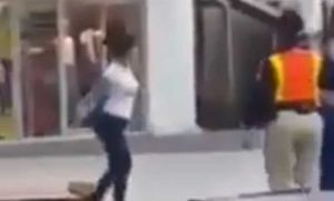 De los pelos y a las pi&ntilde;as una joven agredi&oacute; a mujer polic&iacute;a