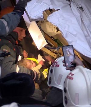 Derrumbe en Rusia: rescatan a beb&eacute; de 11 meses