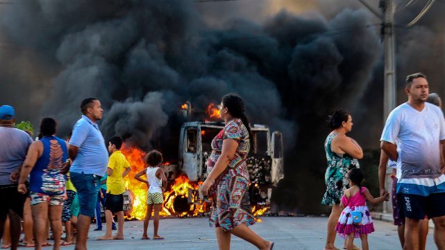Fortaleza es un caos: Prenden fuego las calles