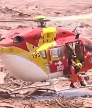 Revent&oacute; represa en Brasil: r&iacute;o de lodo arras&oacute; con un pueblo y hay 50 muertos