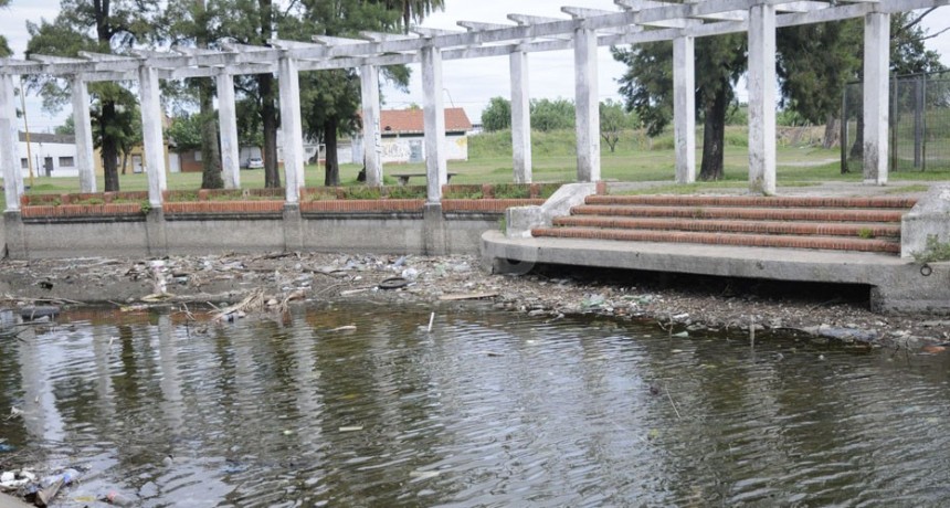 Vecinos del Parque Garay preocupados por aguas contaminadas y mucha basura