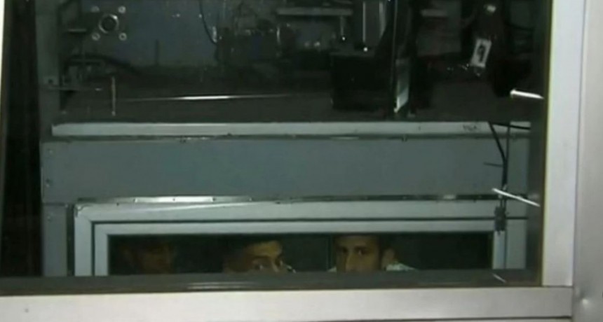 Ins&oacute;lito: jugadores de Boca quedaron encerrados en un ascensor en San Juan
