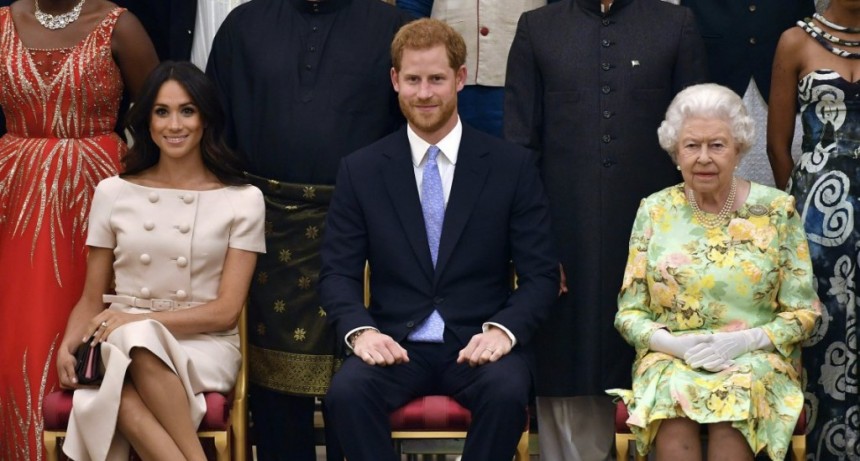 El pr&iacute;ncipe Harry y Meghan Markle pierden sus t&iacute;tulos y no recibir&aacute;n fondos p&uacute;blicos