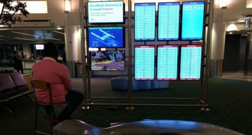 Cansado de esperar, conect&oacute; su PlayStation 4 a un monitor en el aeropuerto y se puso a jugar