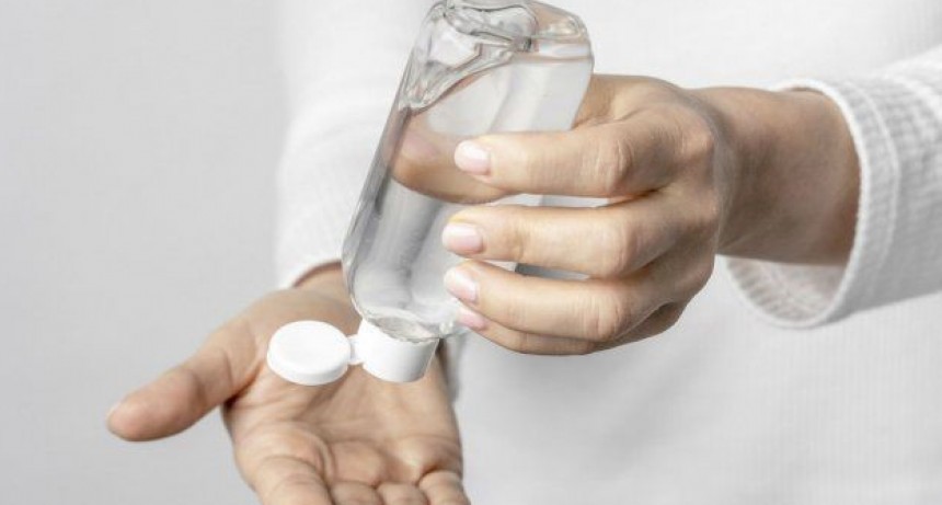 La Anmat prohibi&oacute; la venta de una marca de alcohol l&iacute;quido y en gel