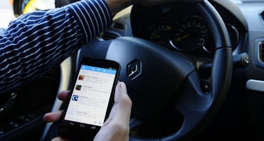 Inseguridad Vial: M&aacute;s personas usan celular cuando manejan