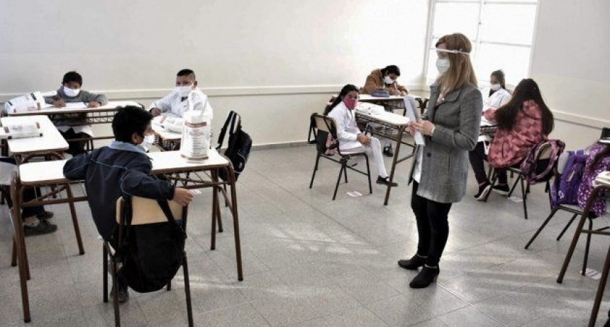 M&eacute;dicos advierten que las clases presenciales podr&iacute;an elevar los contagios de coronavirus