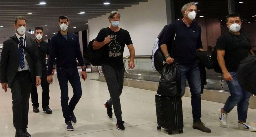 El gobierno de Australia deport&oacute; a Djokovic: as&iacute; llegaba al aeropuerto