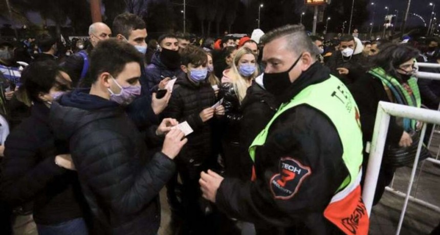Se eval&uacute;a el pase sanitario para el f&uacute;tbol argentino