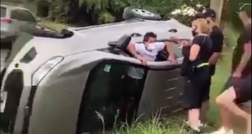 El Pulga Rodr&iacute;guez super h&eacute;roe ayud&oacute; a una mujer que volc&oacute; con su auto