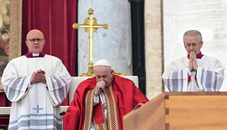 El Papa Francisco presidió el funeral de Benedicto XVI