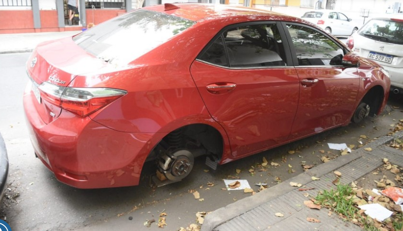 Inseguridad en el microcentro: Dejó su auto estacionado y en un rato le robaron dos ruedas