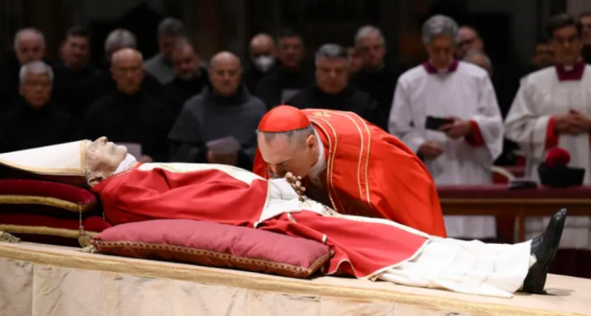 Miles de fieles rinden homenaje a Benedicto XVI en la Bas&iacute;lica de San Pedro