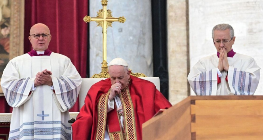 El Papa Francisco presidió el funeral de Benedicto XVI