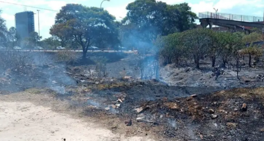 Incendio de pastizales en la ruta 168 a metros de los boliches