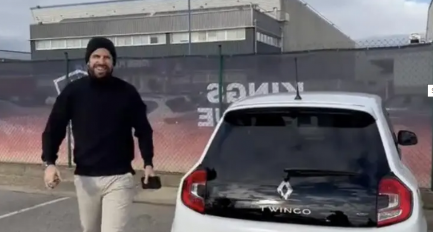 Piqu&eacute; redobl&oacute; la apuesta contra Shakira y lleg&oacute; en un Twingo a la concentraci&oacute;n