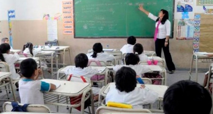 Gremios docentes piden que el gobierno los convoque a discutir los salarios con tiempo