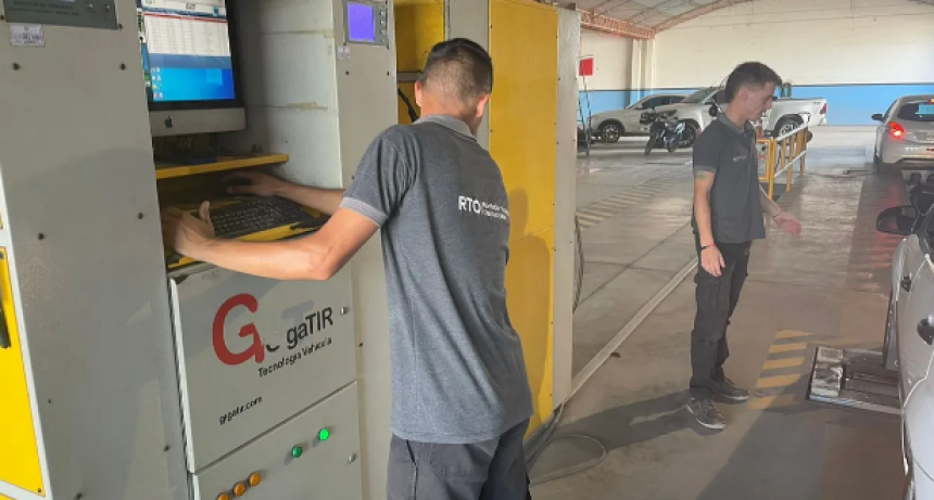 Aumento del 60% en la revisi&oacute;n t&eacute;cnica vehicular provoc&oacute; largas filas de autos en los talleres