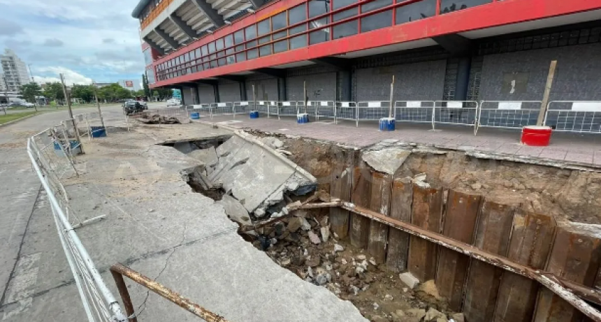 El socav&oacute;n en Uni&oacute;n crece d&iacute;a a d&iacute;a y las obras no llegan