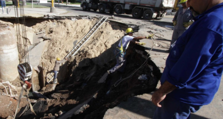 Assa busca dar una soluci&oacute;n definitiva al socav&oacute;n de Boulevard y Urquiza