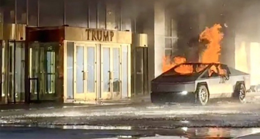 Explot&oacute; un auto de Tesla frente a la Torre Trump en Las Vegas e investigan un posible atentado