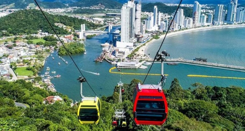 Alertan por un brote de gastroenterocolitis en playas de Brasil