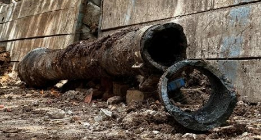 Desv&iacute;os de colectivos y cortes de tr&aacute;nsito por la renovaci&oacute;n de redes de agua potable en calle Salta