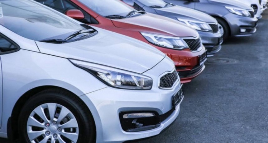 El Gobierno reduce los impuestos para autos de alta gama y motos