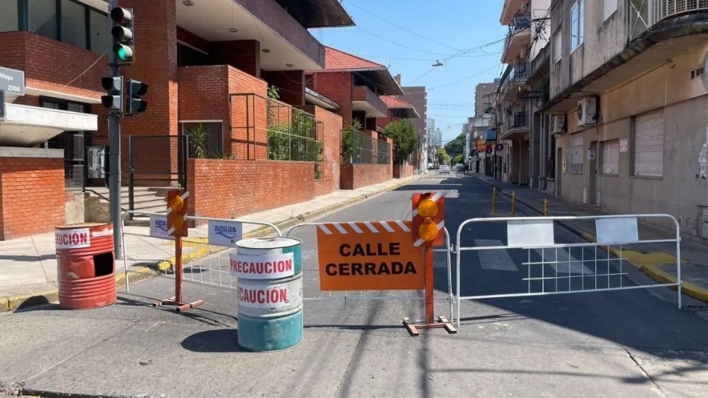 Corte total de tránsito en 1° de Mayo por un hundimiento en la calzada