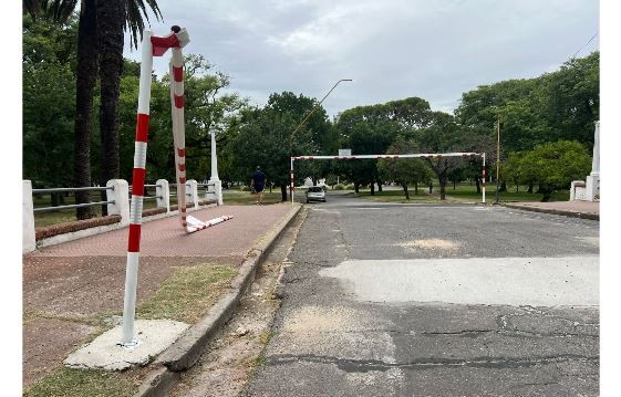 A menos de 24 horas de su reapertura, dañaron el arco de altura del puente del Parque Garay