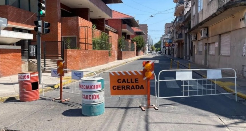 Corte total de tránsito en 1° de Mayo por un hundimiento en la calzada