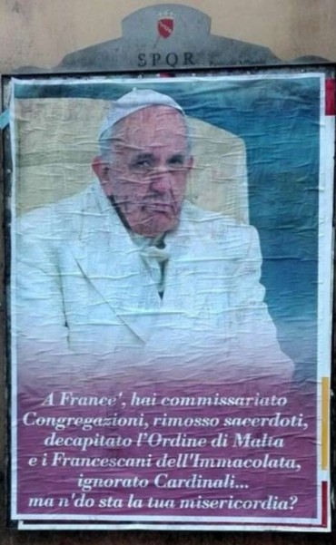 Roma amaneci&oacute; empapelada de afiches contra el Papa Francisco