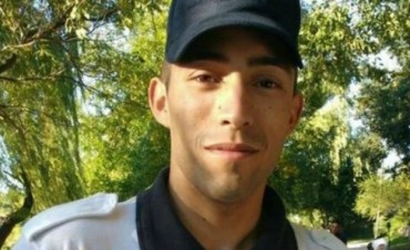 Ejemplar: un polic&iacute;a cuid&oacute; un auto con las ventanillas bajas durante cuatro horas