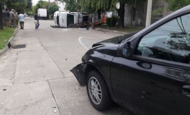 Impactante accidente entre un auto y una camioneta