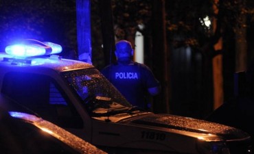 Asesinan a balazos a un policÃa en la puerta de la casa de su novia