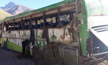 Tragedia en Mendoza: 19 personas murieron al volcar un micro en Horcones