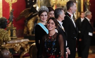 Tini Stoessel estuvo con Macri en la cena con los reyes y rompi&oacute; el protocolo