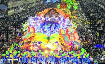 Carnaval en Rio, la fastuosidad del color, del sonido y el movimiento