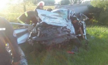 Una familia muri&oacute; tras chocar con un cami&oacute;n