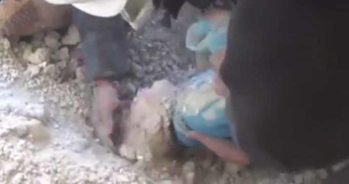 Impactante rescate de bebita siria bajo los escombros