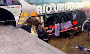 Volc&oacute; un colectivo que trasladaba ni&ntilde;os a un campeonato de f&uacute;tbol: ya son tres los muertos 