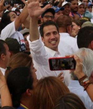 Guaid&oacute; desafi&oacute; a Maduro y cruz&oacute; la frontera